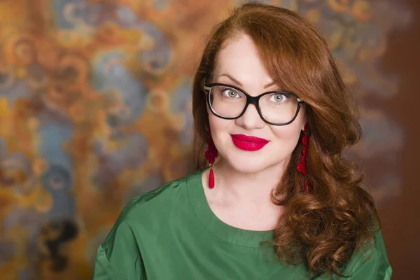 Πορτρέτο γυναίκας κόκκινα μαλλιά, φοράει ένα γυαλιά — Φωτογραφία Αρχείου