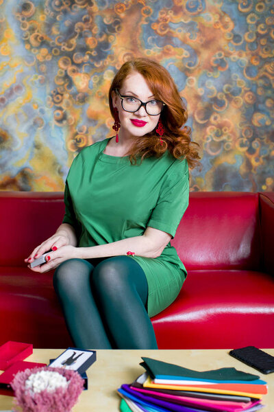 Стилист для одежды в выставочном зале
