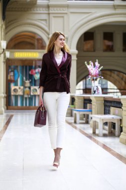 Kadife ceket genç güzel sarışın kadın 