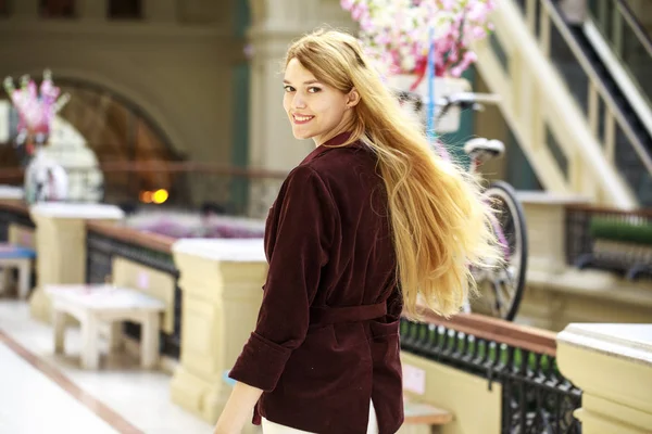 Mladá krásná blondýnka v manšestrové sako — Stock fotografie