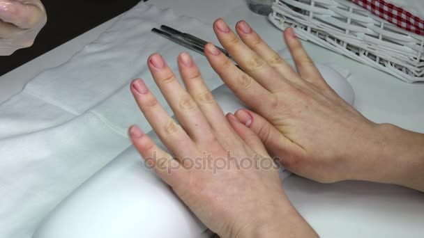 Pulite le dita preparate per dipingere le unghie. Donne in un salone di bellezza che ricevono una manicure — Video Stock