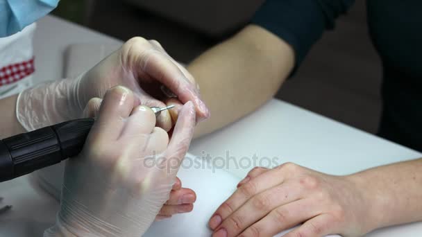 Limpe os dedos preparados para pintar unhas. Mulheres jovens em um salão de beleza de prego que recebe uma manicura — Vídeo de Stock