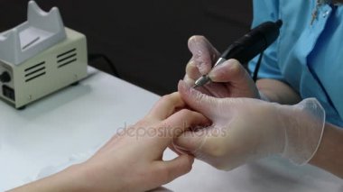 Cuticles parmaklar üzerinde temizlik. Bir tırnak salonu manikür alan kadınlarda