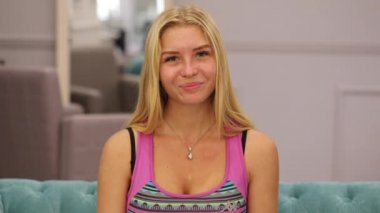 Önce ve sonra makyaj. Güzellik Salonu mutlu sarışın kadın