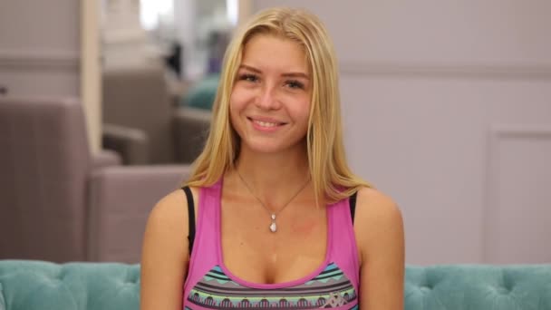 Före och efter make-up. Glada blond kvinna i en skönhetssalong — Stockvideo