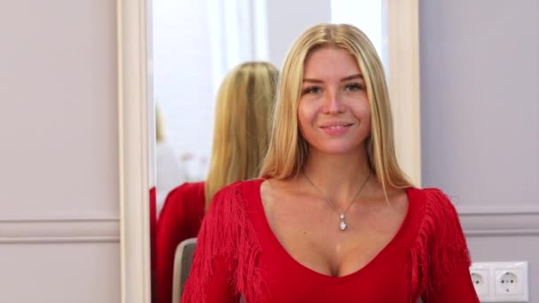 Před a po make-up. Happy blondýna model v salonu krásy — Stock video