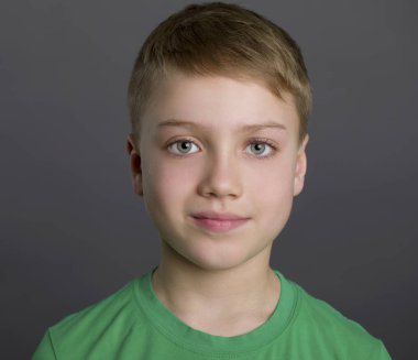 Şirin küçük çocuk. 