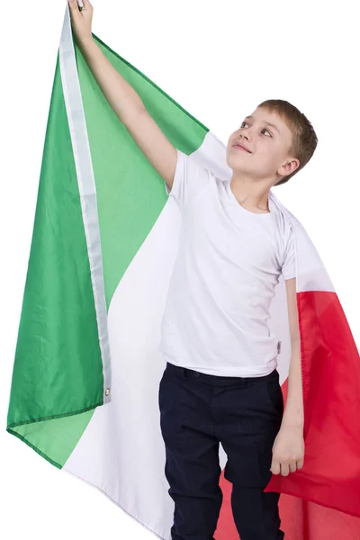 Little Boy, orgullosamente sosteniendo una gran bandera italiana, aislado en wh — Foto de Stock