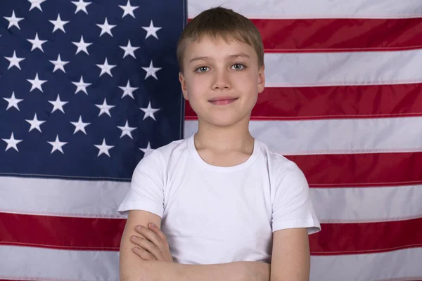 Ragazzino caucasico con bandiera americana sullo sfondo — Foto Stock