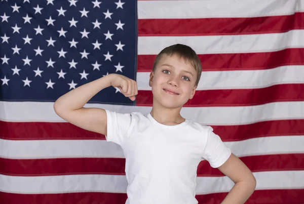 Petit garçon caucasien avec drapeau américain en arrière-plan — Photo