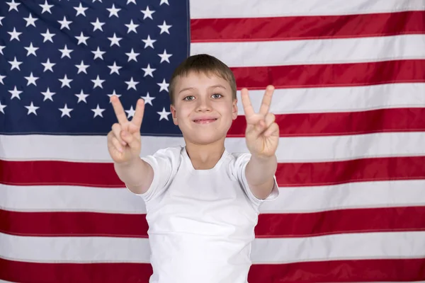 Niño caucásico con bandera americana en el fondo —  Fotos de Stock