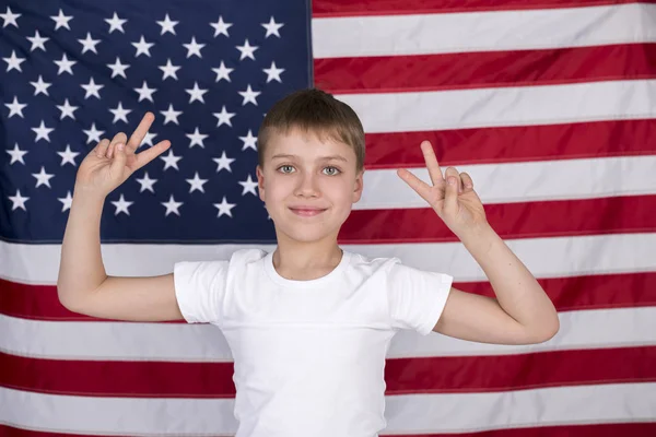 Niño caucásico con bandera americana en el fondo —  Fotos de Stock