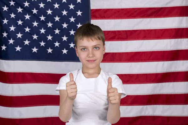 Ragazzino caucasico con bandiera americana sullo sfondo — Foto Stock