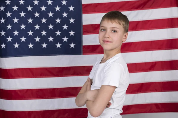 Кавказский мальчик с американским флагом на заднем плане — стоковое фото