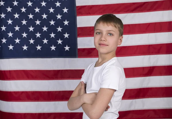 Ragazzino caucasico con bandiera americana sullo sfondo — Foto Stock