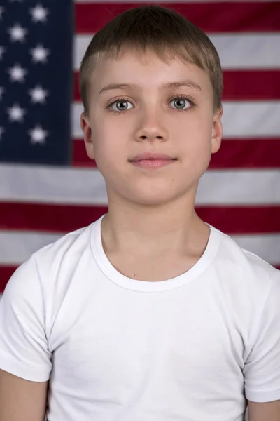 白人小男孩与美国国旗在背景中 — 图库照片