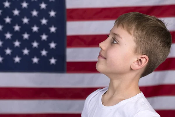 Niño caucásico con bandera americana en el fondo —  Fotos de Stock