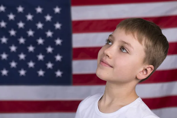 Niño caucásico con bandera americana en el fondo —  Fotos de Stock