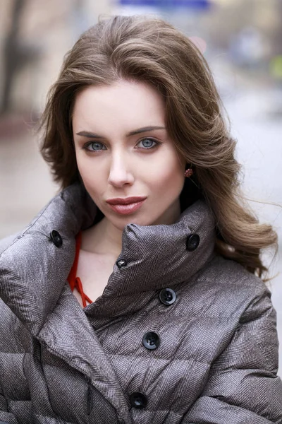 Bir gri ceket aşağı genç bir şık esmer kız portresi — Stok fotoğraf