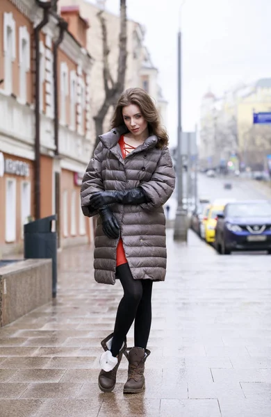 Portrét mladé elegantní brunetka v šedá péřová bunda — Stock fotografie