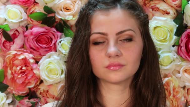 Portrét mladé ženy klid v růžových šatech, pozadí světlé květinové stěny — Stock video