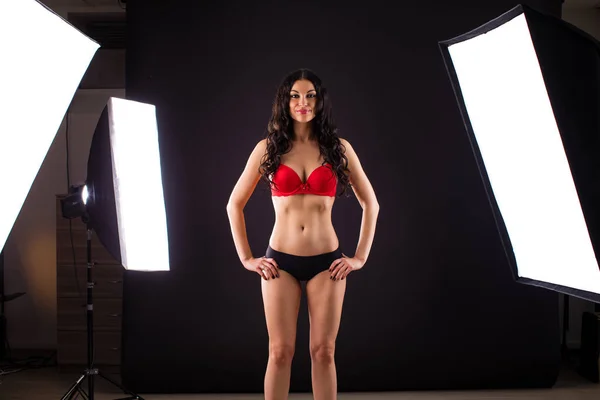 Kondisi pekerjaan di studio, model profesional merah sebuah — Stok Foto