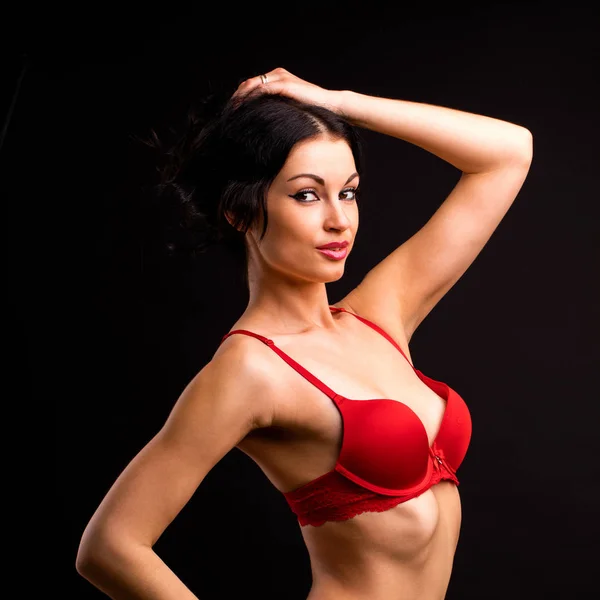 Portrait de femme brune sexy en sous-vêtements rouges et noirs sur un — Photo