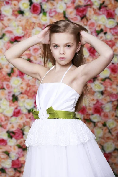 Retrato de uma linda menina em vestido branco — Fotografia de Stock