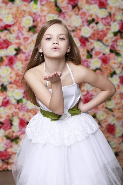 Baci soffiati, giovane modella dai capelli femminili caucasici — Foto Stock