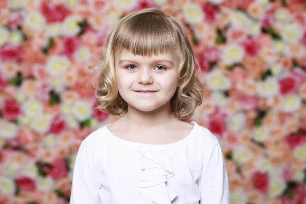 白いドレスで美しい若い女の子の肖像画 — ストック写真