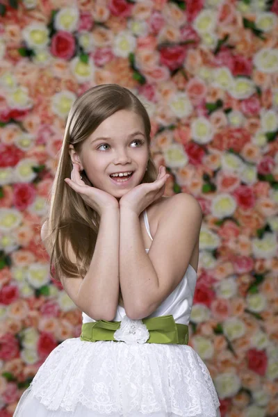 Retrato de uma linda menina em vestido branco — Fotografia de Stock