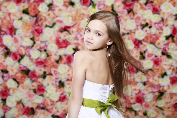 Güzel bir genç kız beyaz elbise portresi — Stok fotoğraf