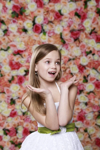 Porträt eines schönen jungen Mädchens im weißen Kleid — Stockfoto
