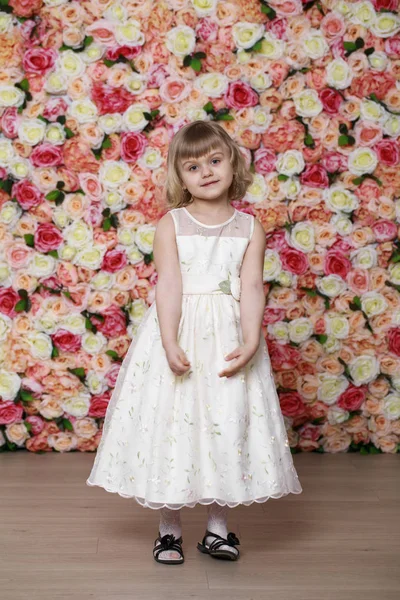 Retrato de uma linda menina em vestido branco — Fotografia de Stock