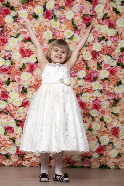 Retrato de uma linda menina em vestido branco — Fotografia de Stock