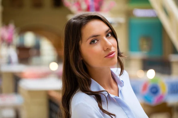 Junge brünette Frau — Stockfoto