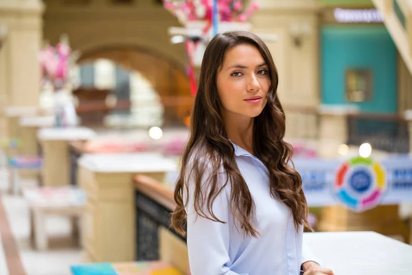 Giovane donna bruna — Foto Stock