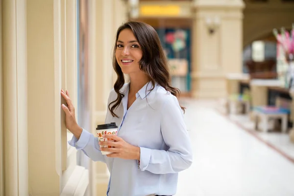 Giovane donna bruna con caffè — Foto Stock