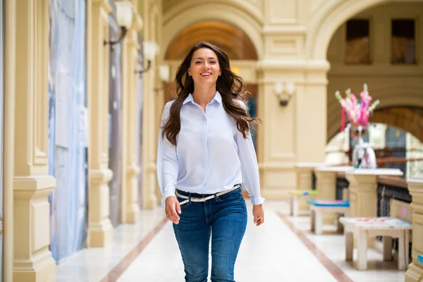 Mujer morena joven — Foto de Stock