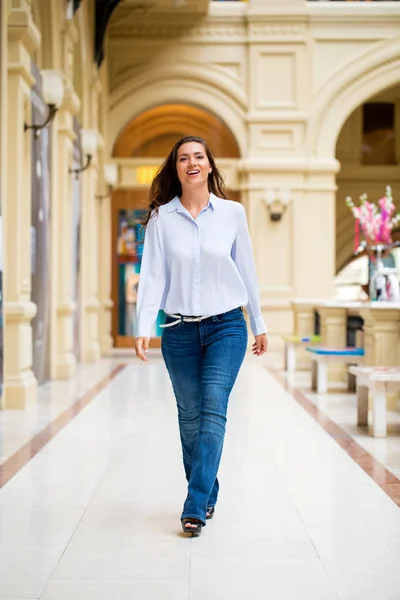 Mujer morena joven — Foto de Stock