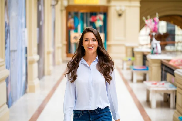 Mujer morena joven —  Fotos de Stock