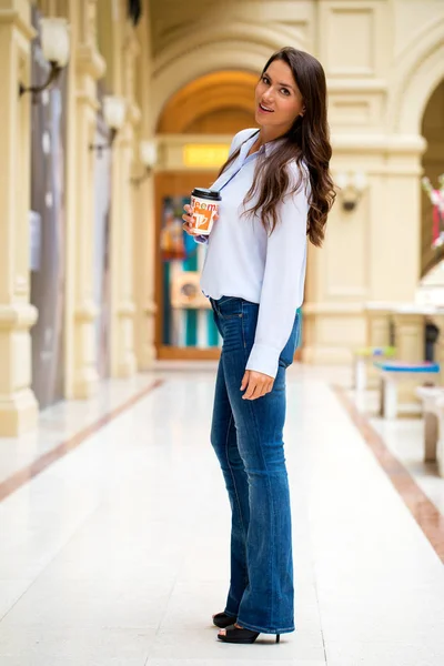 Mladá bruneta žena s kávou — Stock fotografie