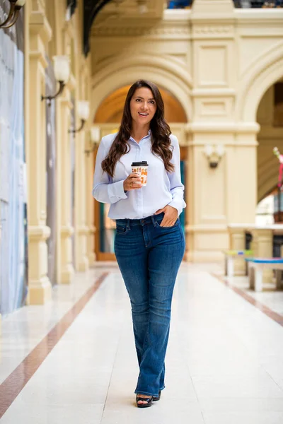 Ung brunett kvinna med kaffe — Stockfoto
