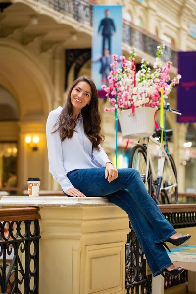 Mujer morena joven con café —  Fotos de Stock