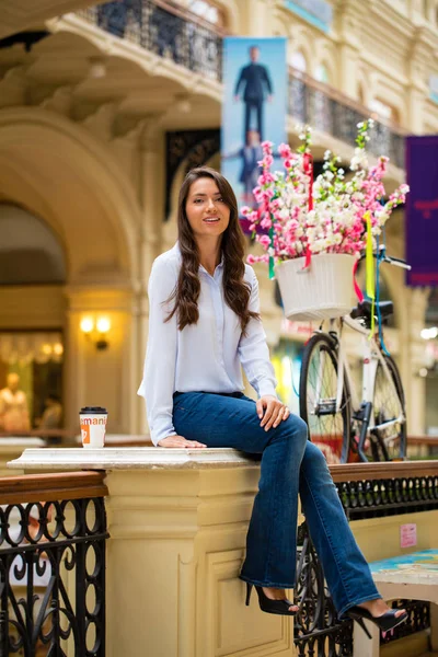 Mujer morena joven con café —  Fotos de Stock