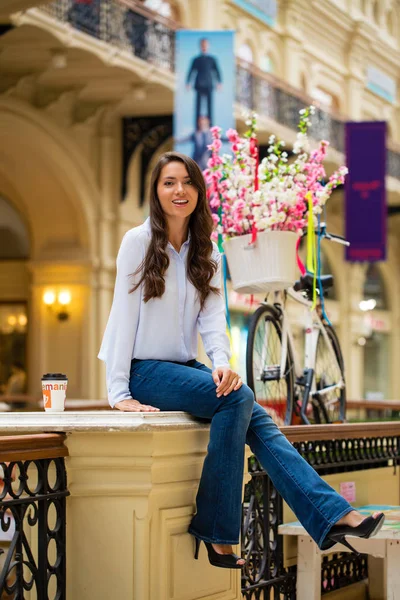 Mujer morena joven con café —  Fotos de Stock