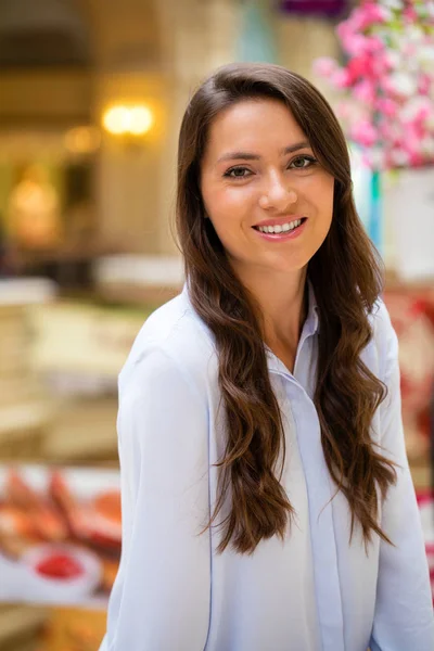 Junge brünette Frau — Stockfoto