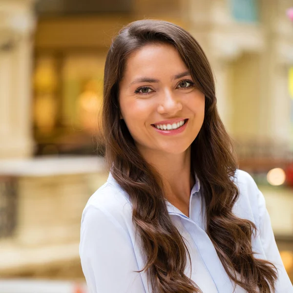 Jonge brunette vrouw — Stockfoto