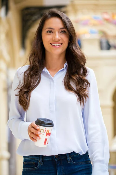 コーヒーを飲みながら若いブルネットの女性 — ストック写真