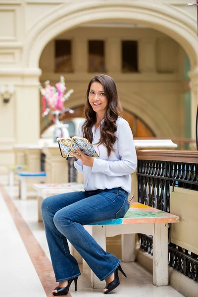 Mujer morena joven con un cuaderno — Foto de Stock